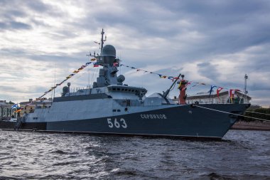 Neva 'nın su bölgesinde, donanmanın yakın plan çekildiği gün denize açılan bir gemi.