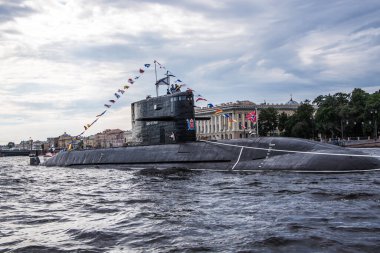 Neva 'nın su bölgesinde, donanmanın yakın plan çekildiği gün denize açılan bir gemi.