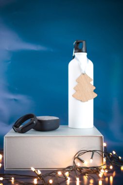 Noel ağacı süslemelerinin arka planında yeni yıl hediyeleri var.