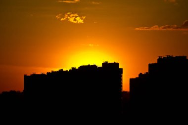Güneş, binaların üzerine doğuyor.