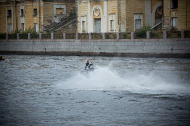 Deniz manzarası bulutların arkasında bir gemi.