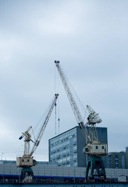 Rıhtımdaki gemileri boşaltmak için iskele vinçleri