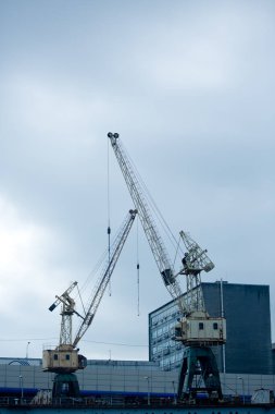 Rıhtımdaki gemileri boşaltmak için iskele vinçleri