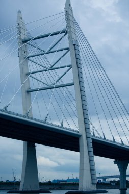 Deniz manzarası bulutların arkasında bir gemi.