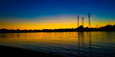 Güneş, binaların üzerine doğuyor.