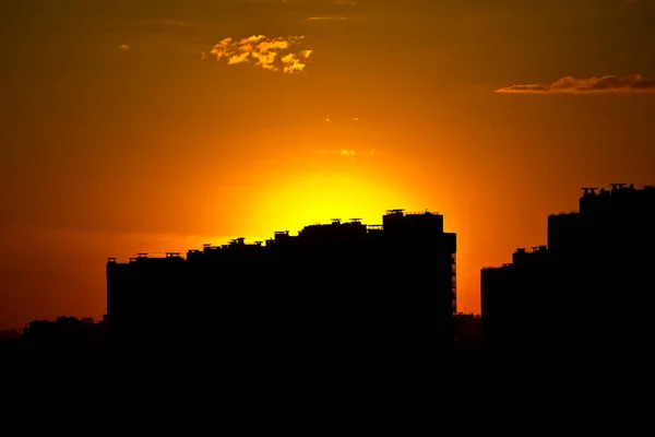 Nedgående Sol Över Byggnader Närbild — Stockfoto