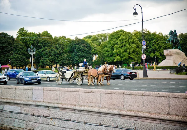 Повозка Лошадью Тротуаре Реки Фоне Старинных Зданий — стоковое фото