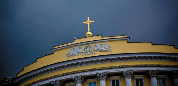 Old Yellow Building Stormy Sky — Stock Photo, Image