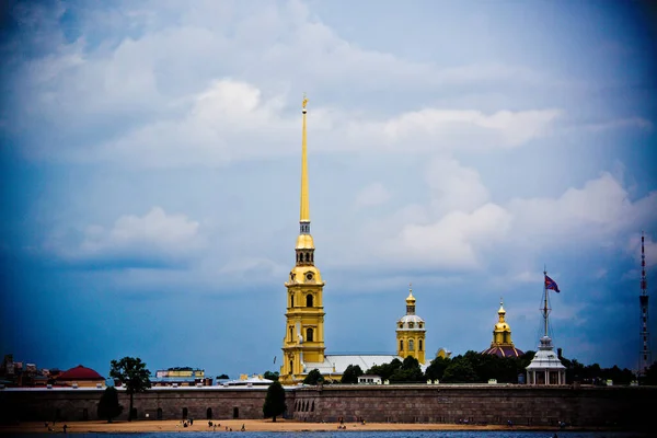 Torre Amarela Fechar Contra Céu — Fotografia de Stock