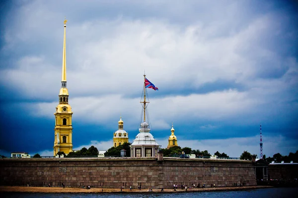 Жовта Вежа Крупним Планом Небі — стокове фото