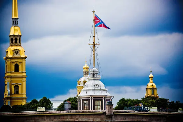 Torre Amarilla Cerca Contra Cielo — Foto de Stock