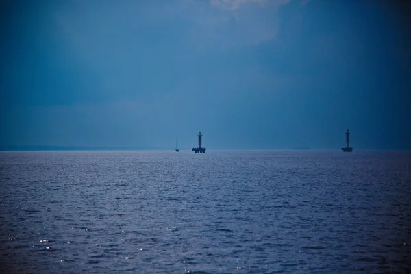 Vista Del Mar Con Barco Sobre Telón Fondo Nubes —  Fotos de Stock