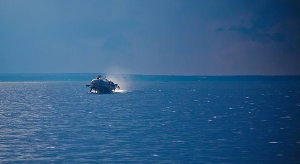 Vista Del Mar Con Barco Sobre Telón Fondo Nubes — Foto de Stock