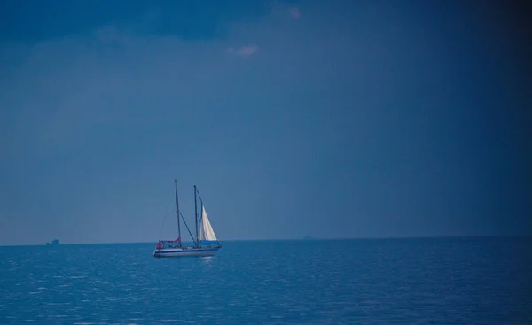 Vista Del Mar Con Barco Sobre Telón Fondo Nubes —  Fotos de Stock