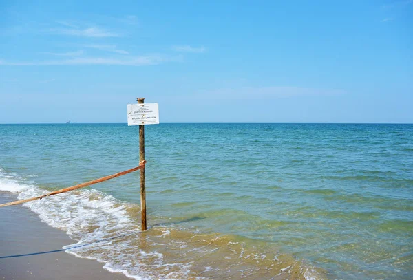 Uyarı işareti tabiatı, Bevano Nehri'nin ağzında sahilde — Stok fotoğraf