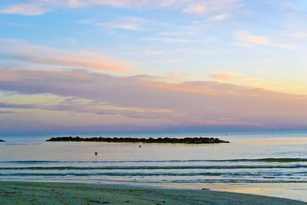 Lo sbocco sulla spiaggia di sabbia. Bel cielo alba sul mare — Foto Stock