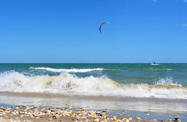 Junger Mann reitet Kitesurfen im Meer, Extremsport Kitesurfen oder Kiteboarden — Stockfoto
