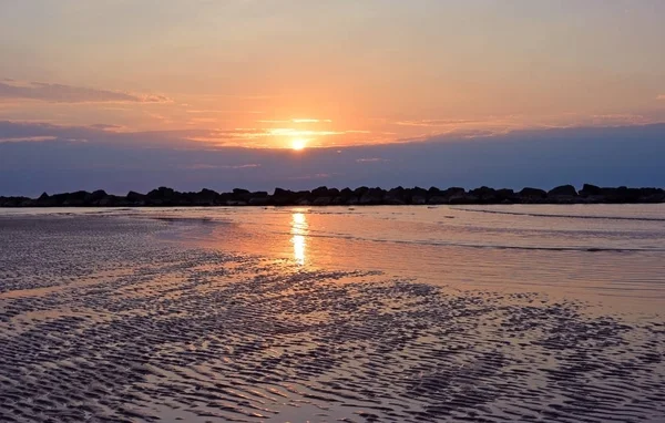 A queda na praia de areia. Belo céu do nascer do sol sobre o mar — Fotografia de Stock