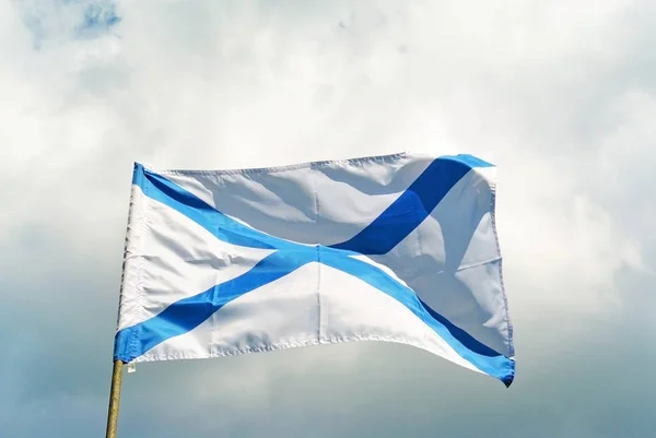 Bandera naval de la Marina Rusa San Andrés en un cielo azul — Foto de Stock