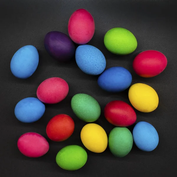 Разнообразие окрашенных пасхальных яиц на темном фоне — стоковое фото