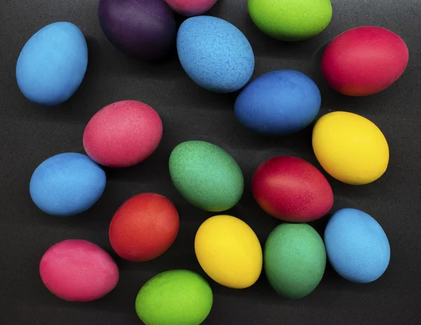 Разнообразие окрашенных пасхальных яиц на темном фоне — стоковое фото
