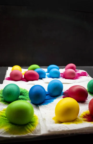 紙ナプキンに新鮮な色のイースターエッグ. — ストック写真