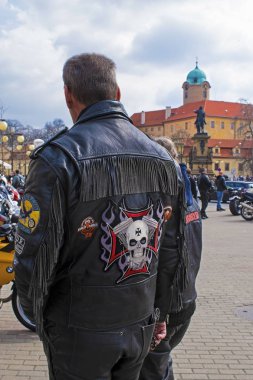 Nakış deri motosiklet ceket, Podebrady Kale arkasında olan adam