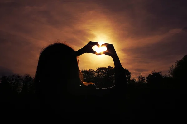 Jeune Femme Faisant Cœur Avec Ses Mains Coucher Soleil — Photo