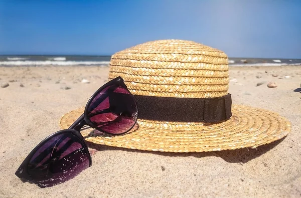 Accessori Spiaggia Donna Sulla Sabbia Concetto Vacanza Estiva — Foto Stock