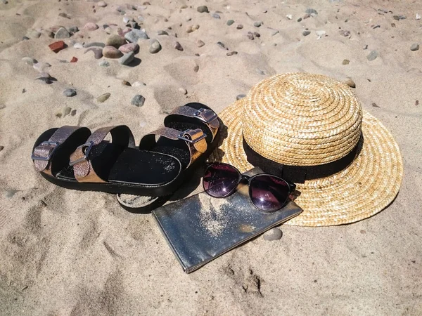 Accessori Spiaggia Donna Sulla Sabbia Concetto Vacanza Estiva — Foto Stock