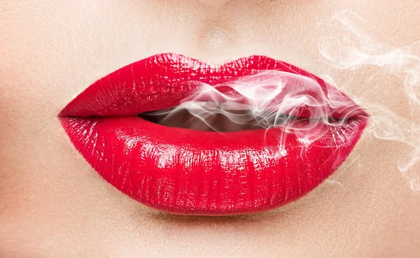 seksi kadın sigara portre.