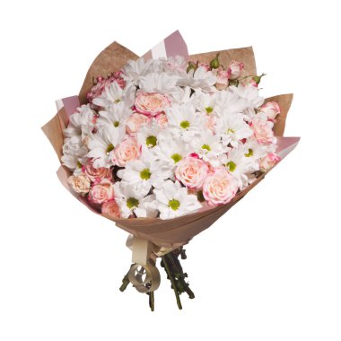 Beyaz arka planda bir buket çiçek.