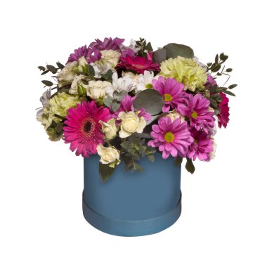 Beyaz arka planda bir buket çiçek.