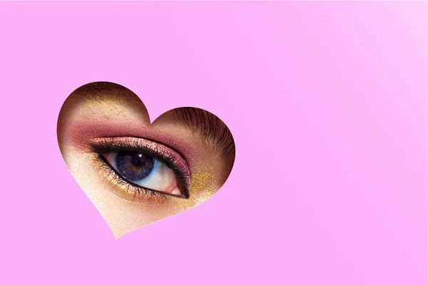 Oko Dziewczyna Wygląda Przez Otwór Postaci Serca — Zdjęcie stockowe