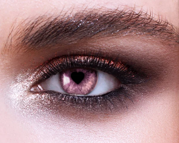 Ein Weibliches Auge Aus Nächster Nähe Mit Einer Pupille Herzform — Stockfoto
