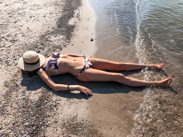 Das Mädchen Mit Hut Sitzt Strand Und Blickt Auf Das — Stockfoto