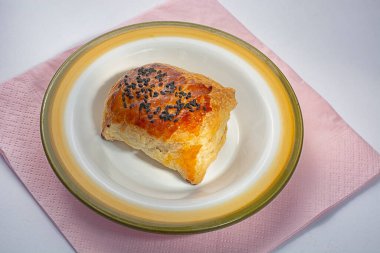 Ispanak ve sebzeli pasta. Beyaz arkaplan.