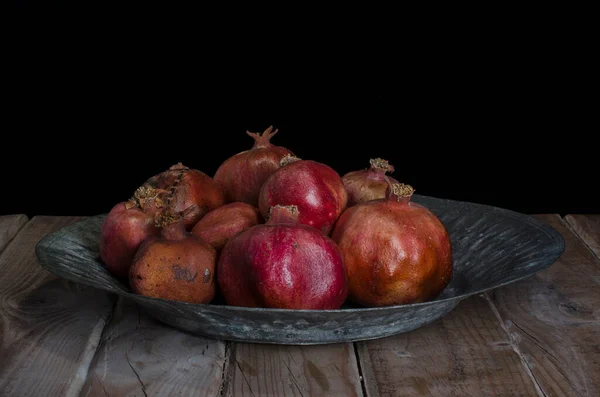 Granatapfelbeeren Metallschale Auf Holz Trockenfrüchte Holz Hintergrund — Stockfoto