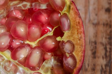 Orta kesim nar. Makro çekim. Yakın plan. büyük nar tohumları