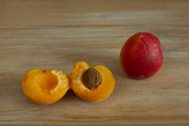 Ahşap arka planda kayısı üzümü