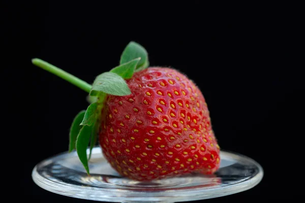 Frische Erdbeeren Auf Schwarzem Hintergrund Nahaufnahme Makro — Stockfoto