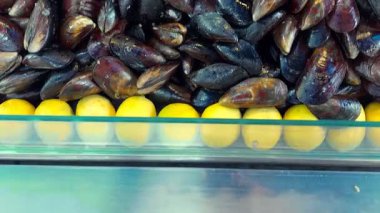 Tepside Pişmiş Midyeler