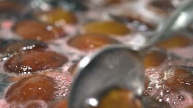 Lezzetli kokulu Prunus domestica reçeli tepside kaynıyor..