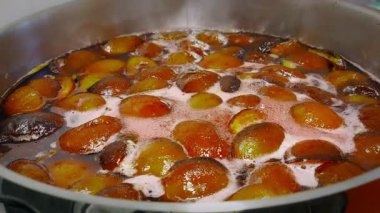 Lezzetli kokulu Prunus domestica reçeli tepside kaynıyor..