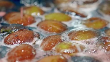 Tepside kaynamış lezzetli erik reçeli..