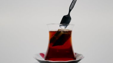 Geleneksel Türk Çayını Karıştıran Adam