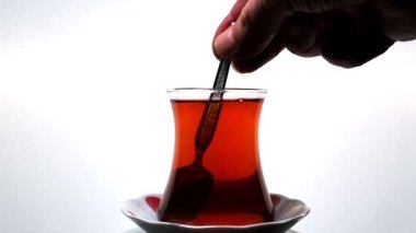 Geleneksel Türk Çayını Karıştıran Adam