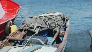 Limandaki Sakin Deniz 'de Sallanan Bir Balıkçı Teknesinin Bir Bölümü