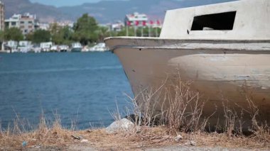 Bir balıkçı teknesi tamir edilmek için kıyıya çekildi.