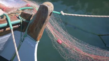 Balıkçı Ağları Bir balıkçı teknesinde asılı Rüzgarda Sallanıyor 